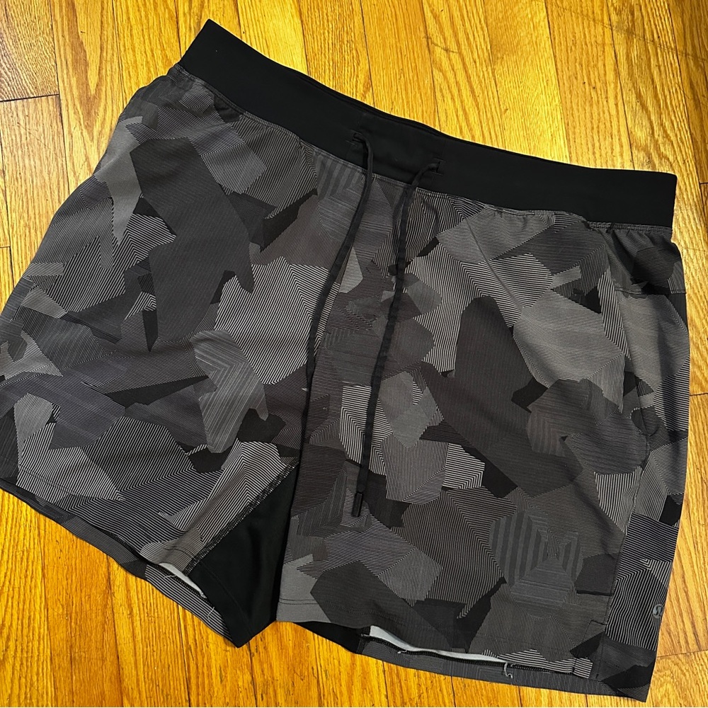 Lululemon Athletica - T.H.E. Linerless Short 7" Black and Gray SHORT XL